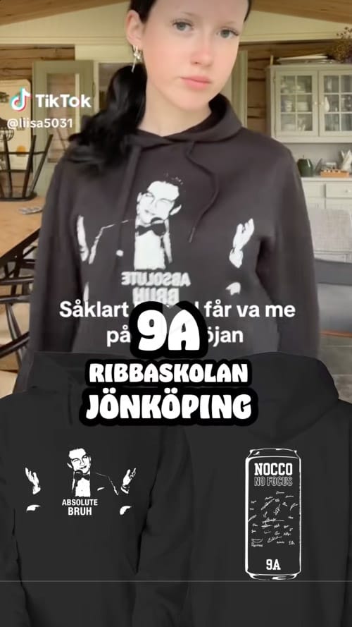 Klass med svarta klasströjor