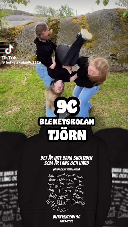 Klass med svarta klasströjor