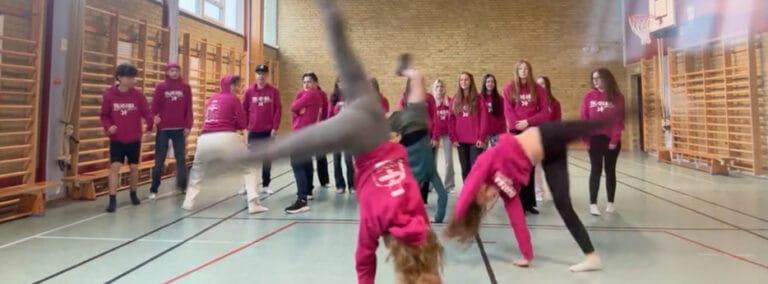 Klass i årskurs 9 med klasströjor